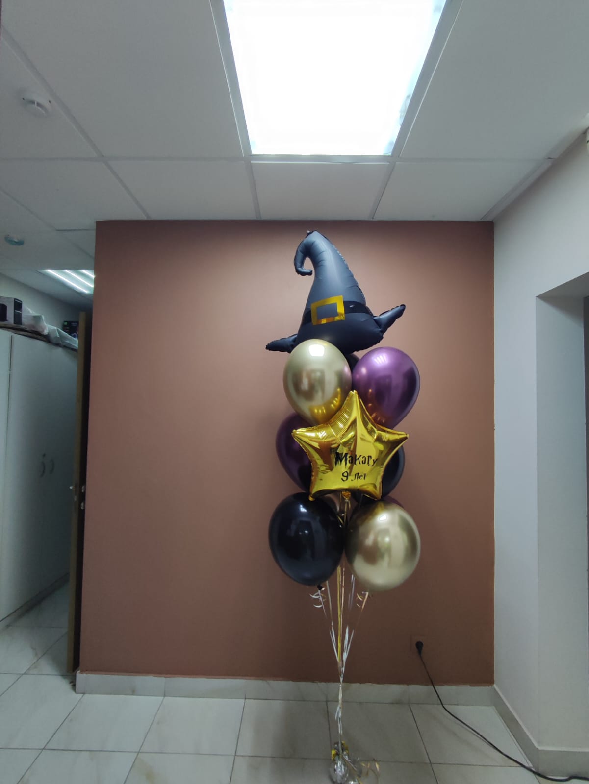 Композиция из шаров со шляпой