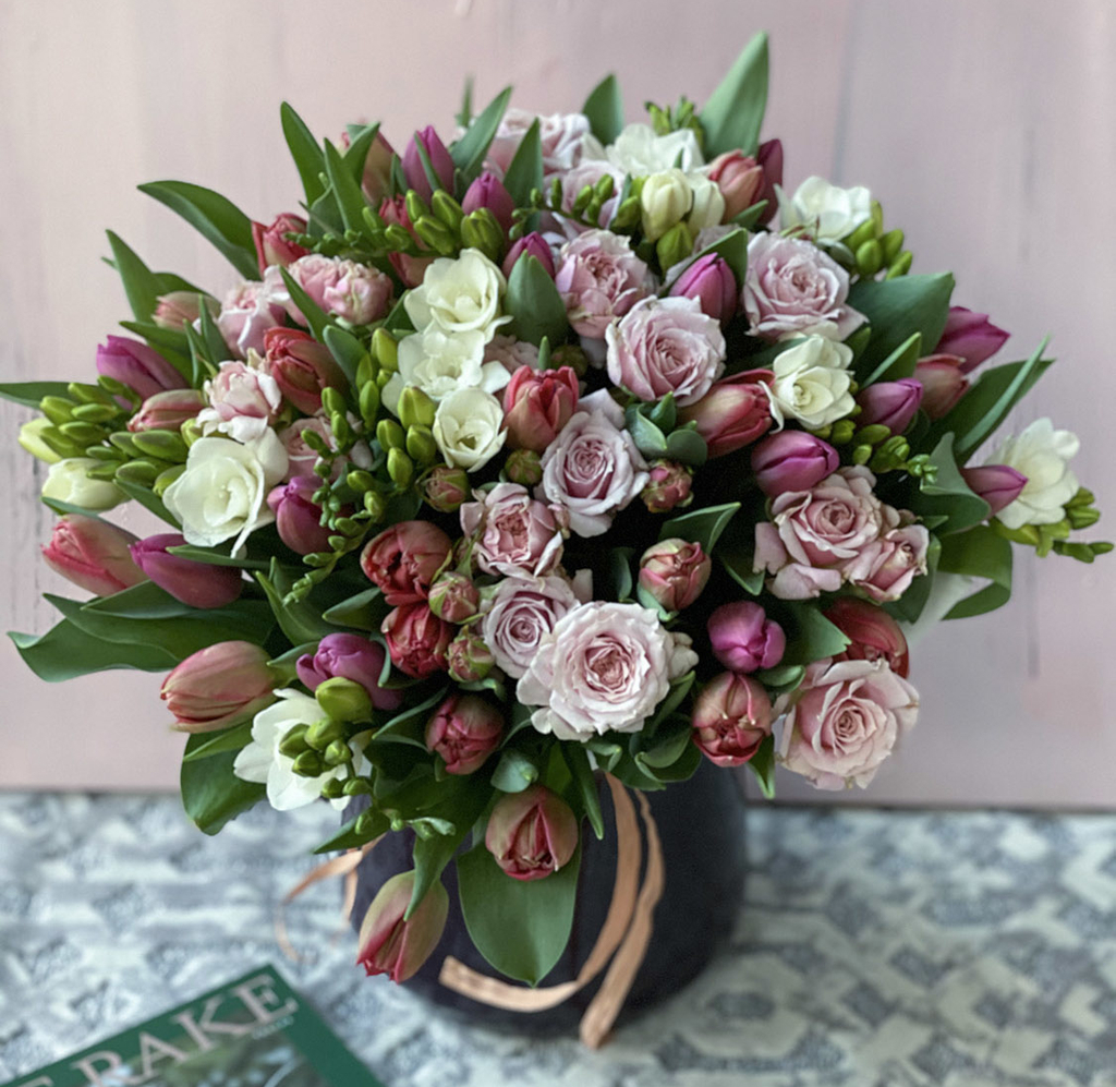 Букет с фрезиями и тюльпанами №028