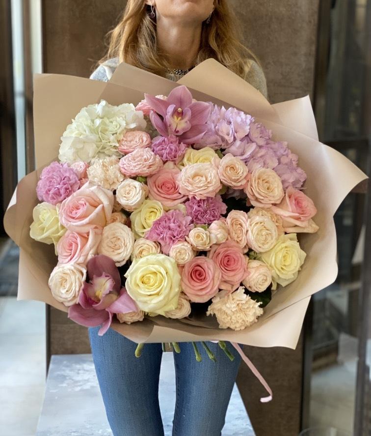 Букет с гортензией и орхидеями №035