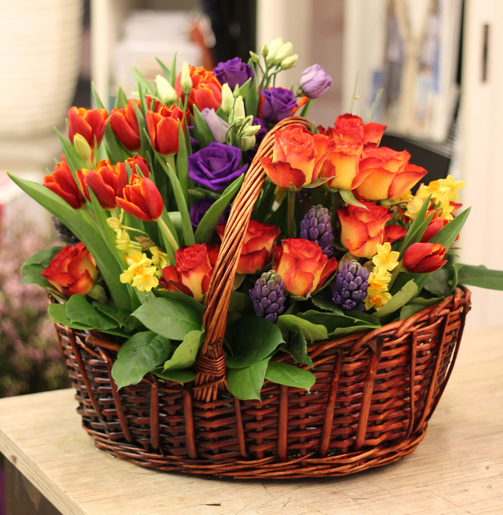 Корзинка с розами и тюльпанами №69