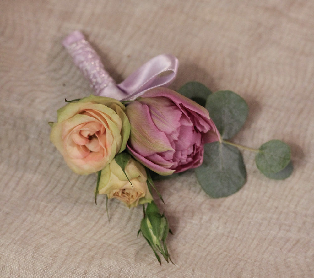 Бутоньерка из фиолетового тюльпана