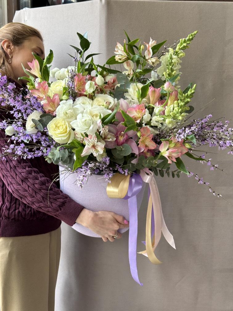 Пионовидные цветы в корзине №231