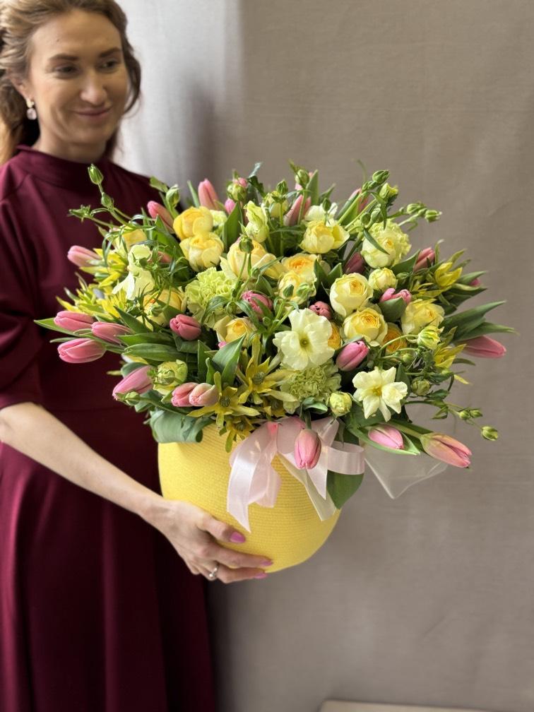 Желтая корзина с розовыми цветами №270