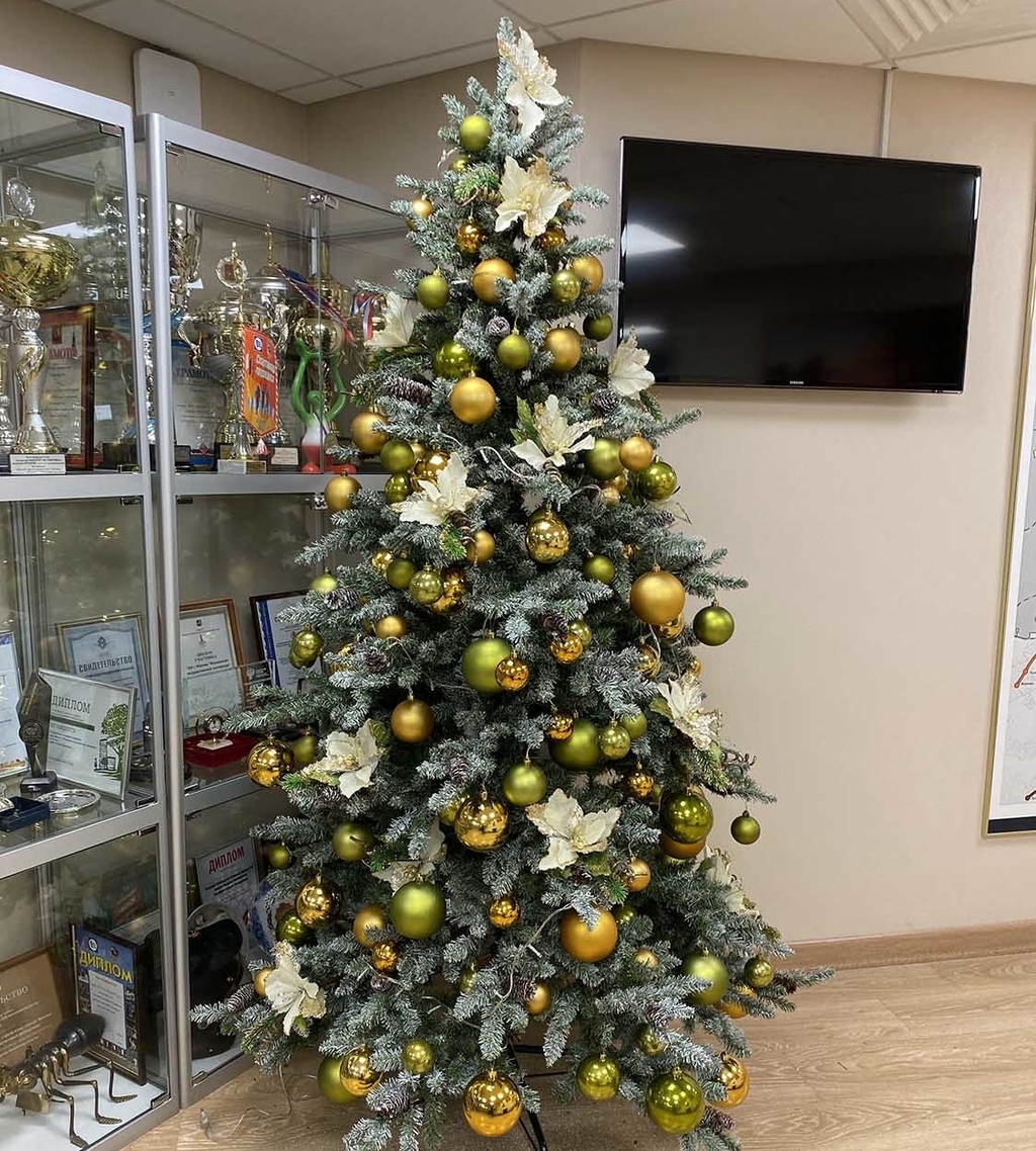 Елка наряженная жето-зеленая