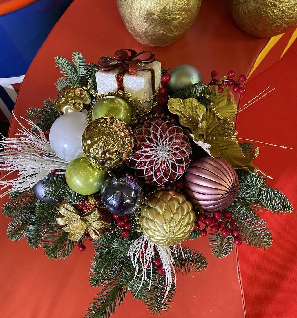 Настольная новогодняя композиция из ели с золотым декором (Арт.298)