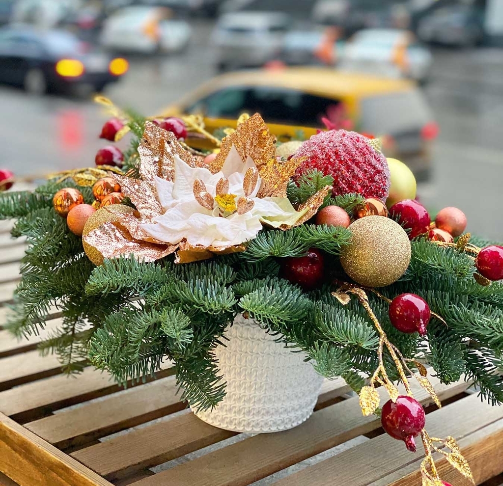 Новогодняя настольная композиция с шиповником (Арт.320)