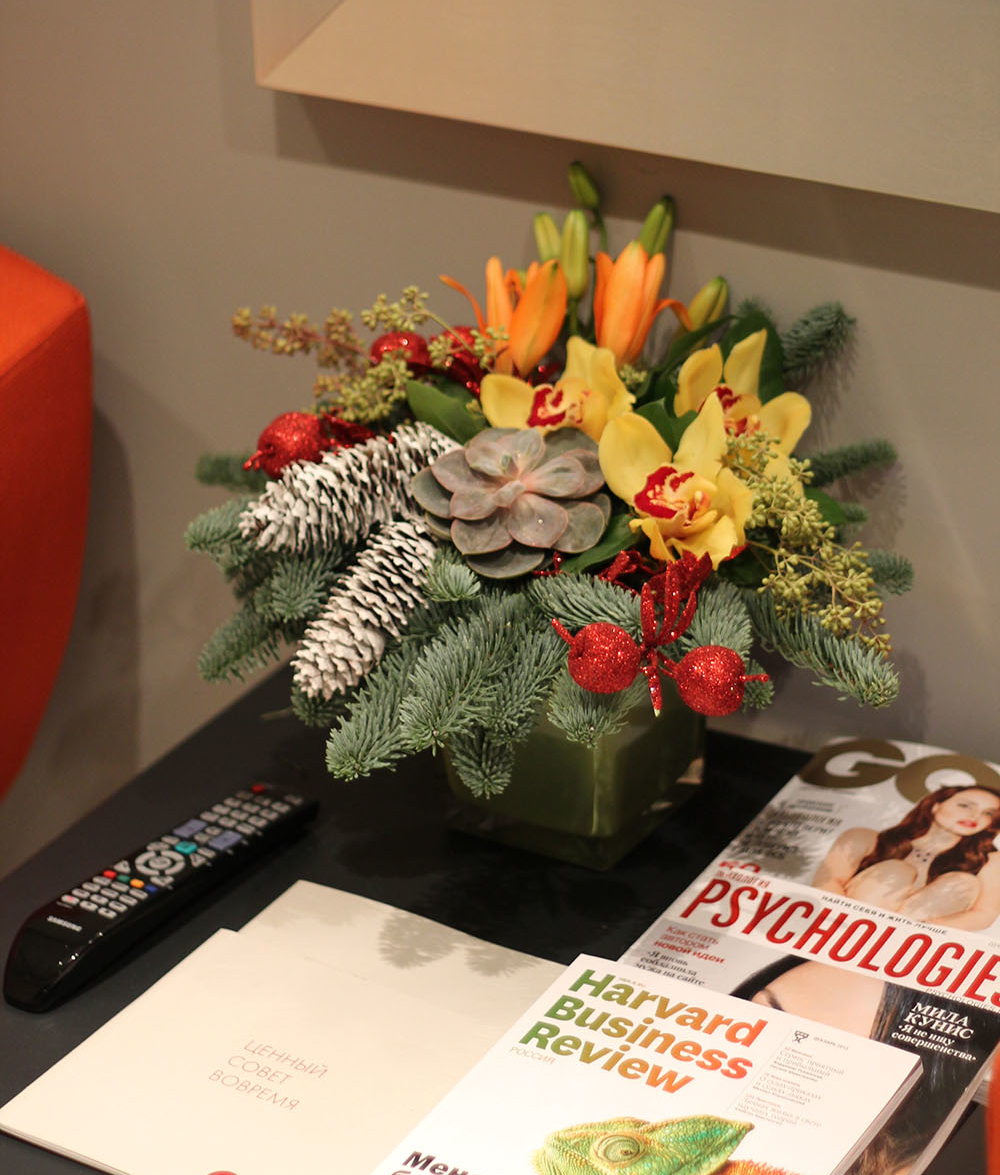 Живая ель с орхидеей