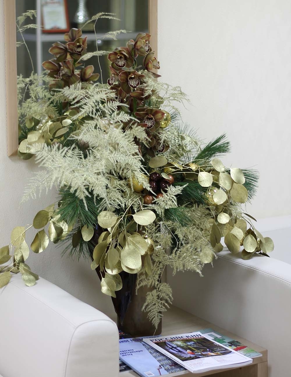 Новогодняя орхидея коричнева