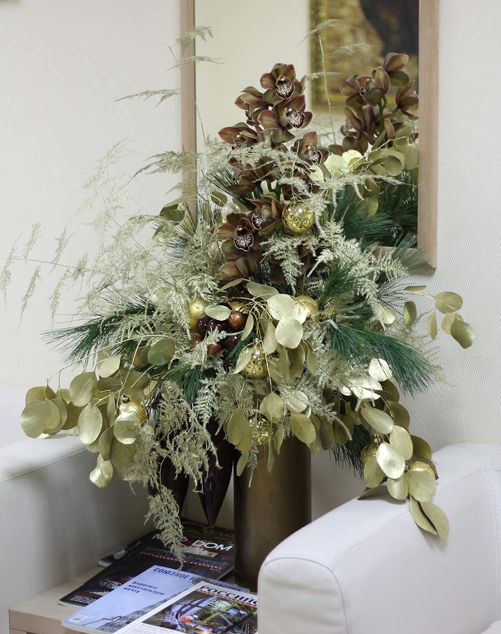 новогодняя коричневая орхидея с золотом