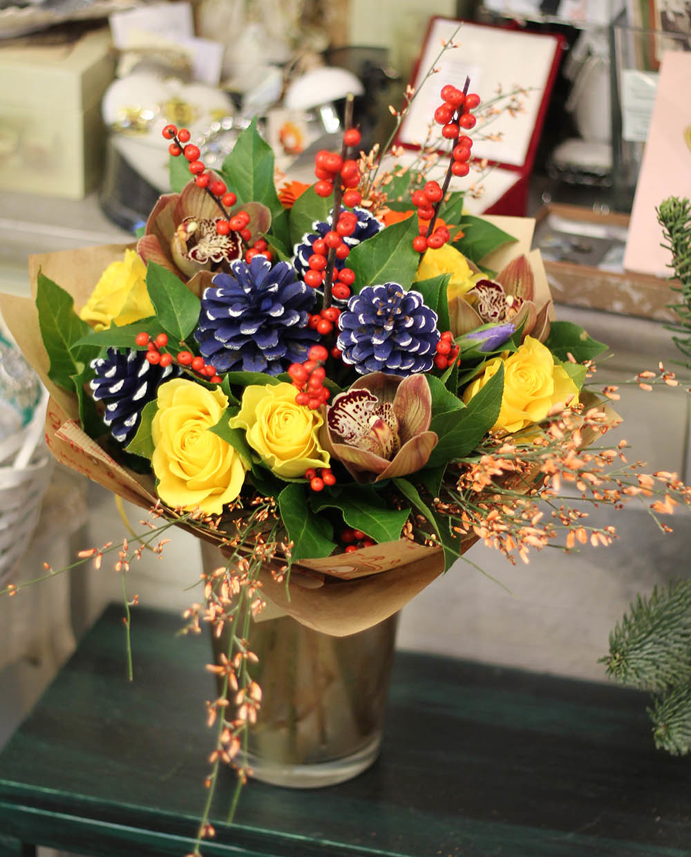 Новогодний букет с синими шишками