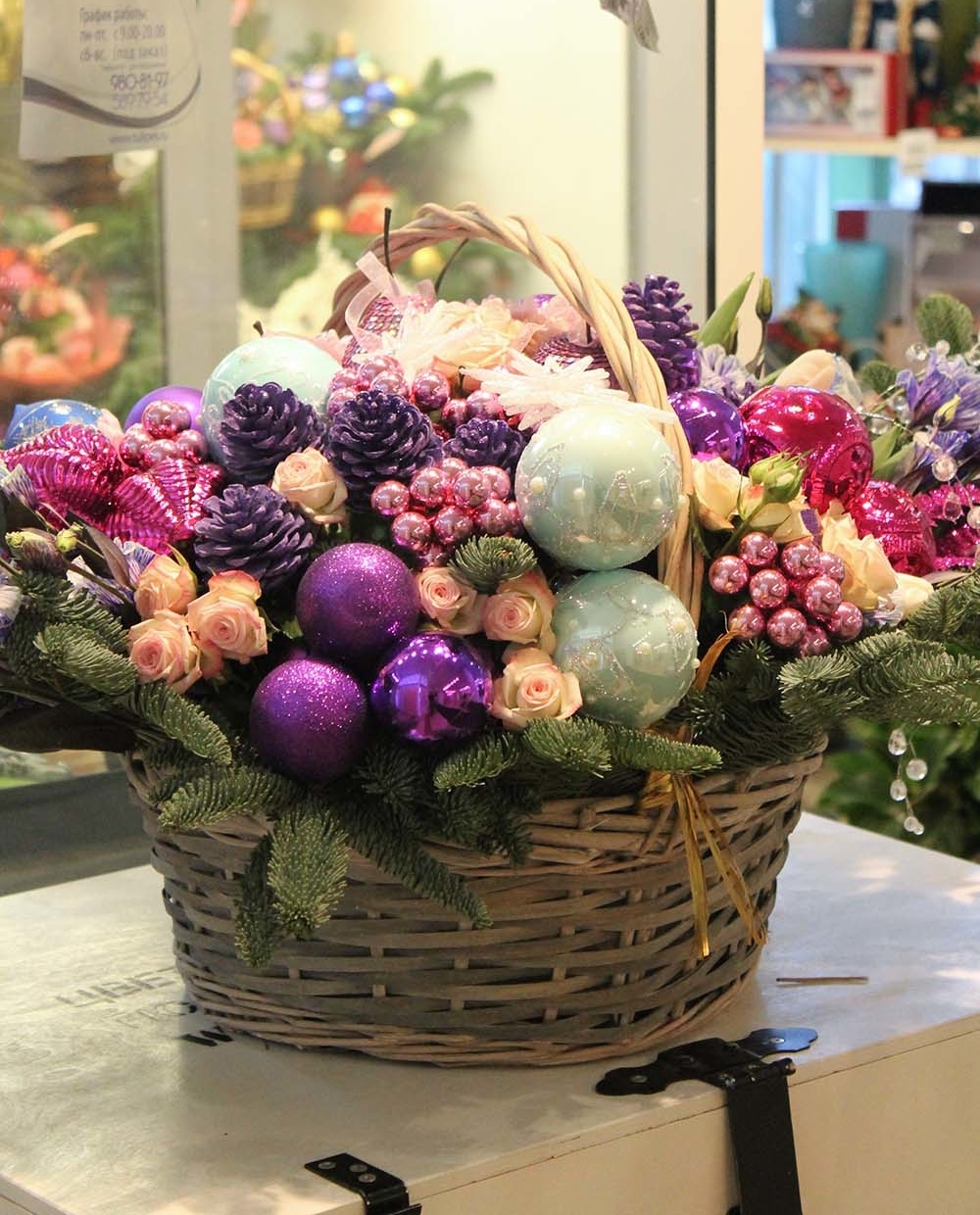 Шикарная новогодняя корзина с цветами