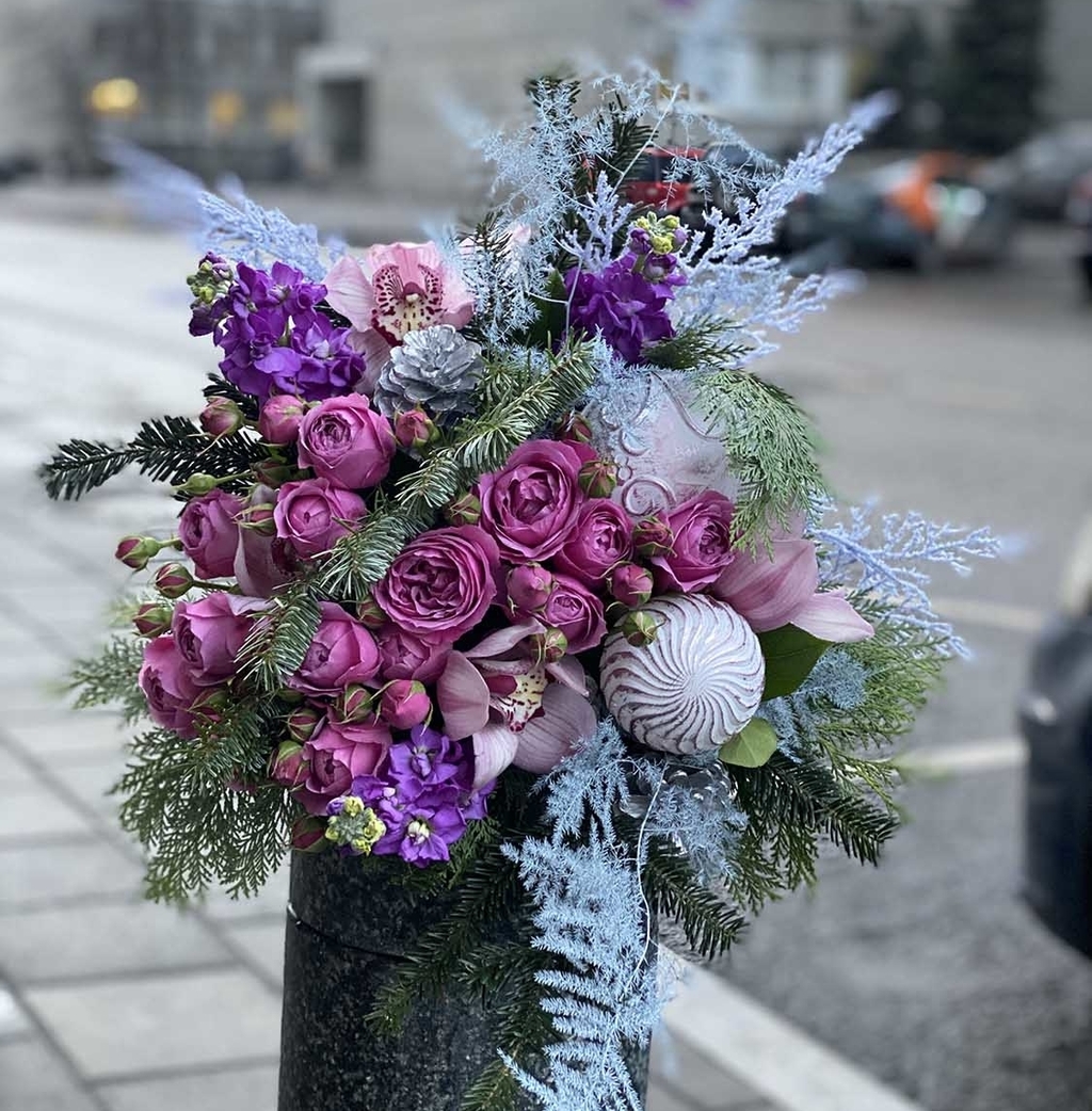 Новогодний букет из пионовидной розы