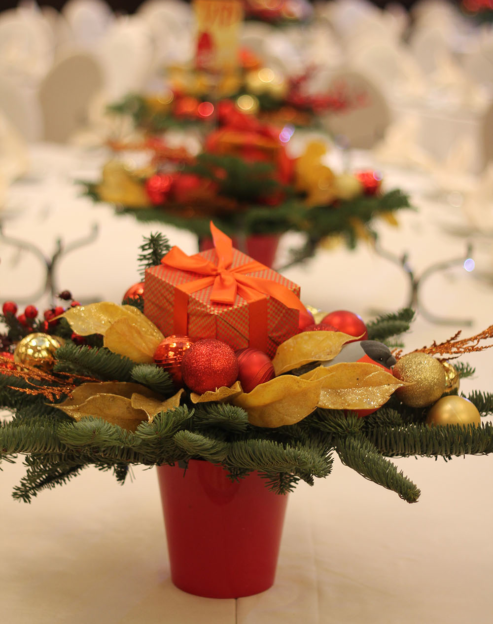 Новогодняя композиция с золотыми ветками