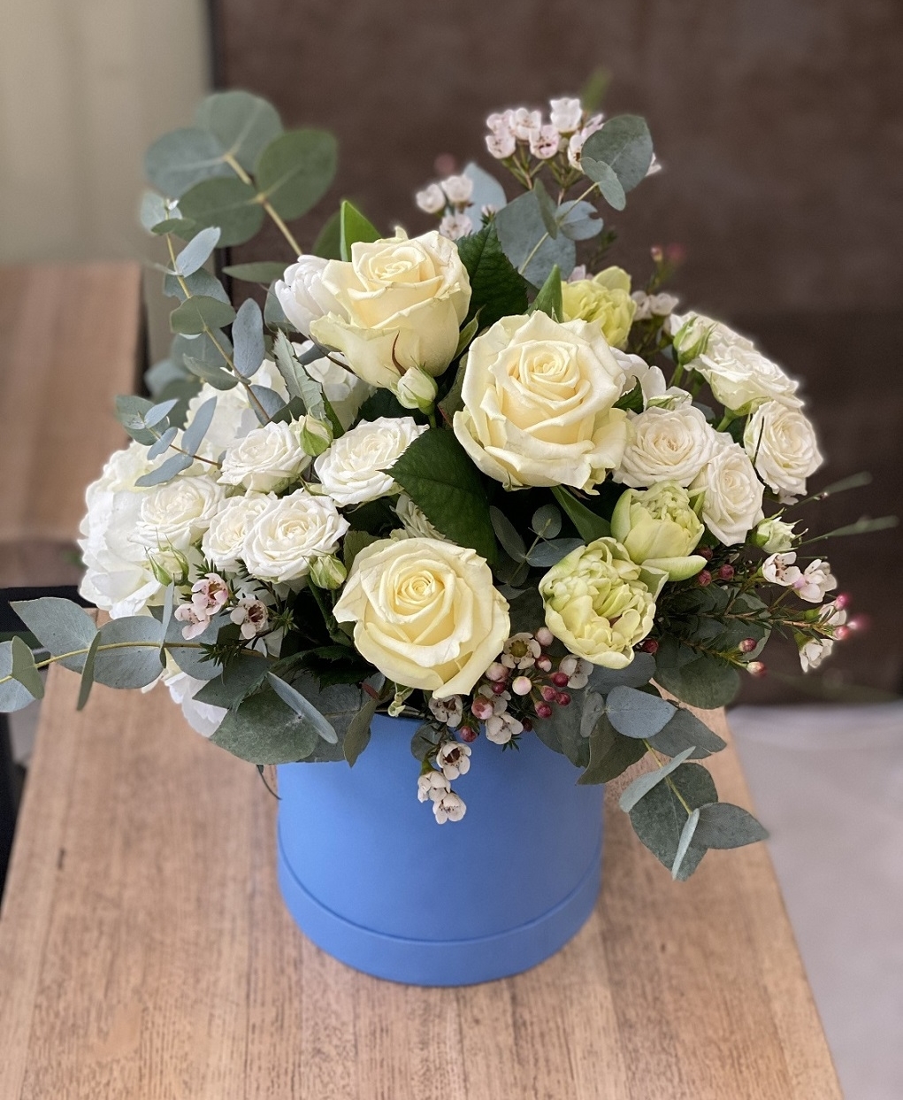 Белая роза в шляпной коробке №607