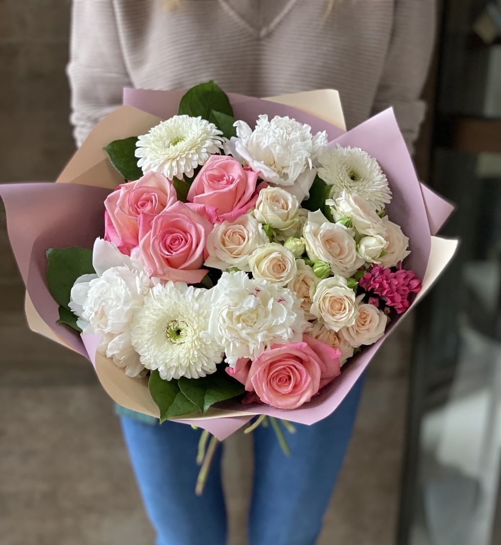 Пионы с розой и ромашкой №637