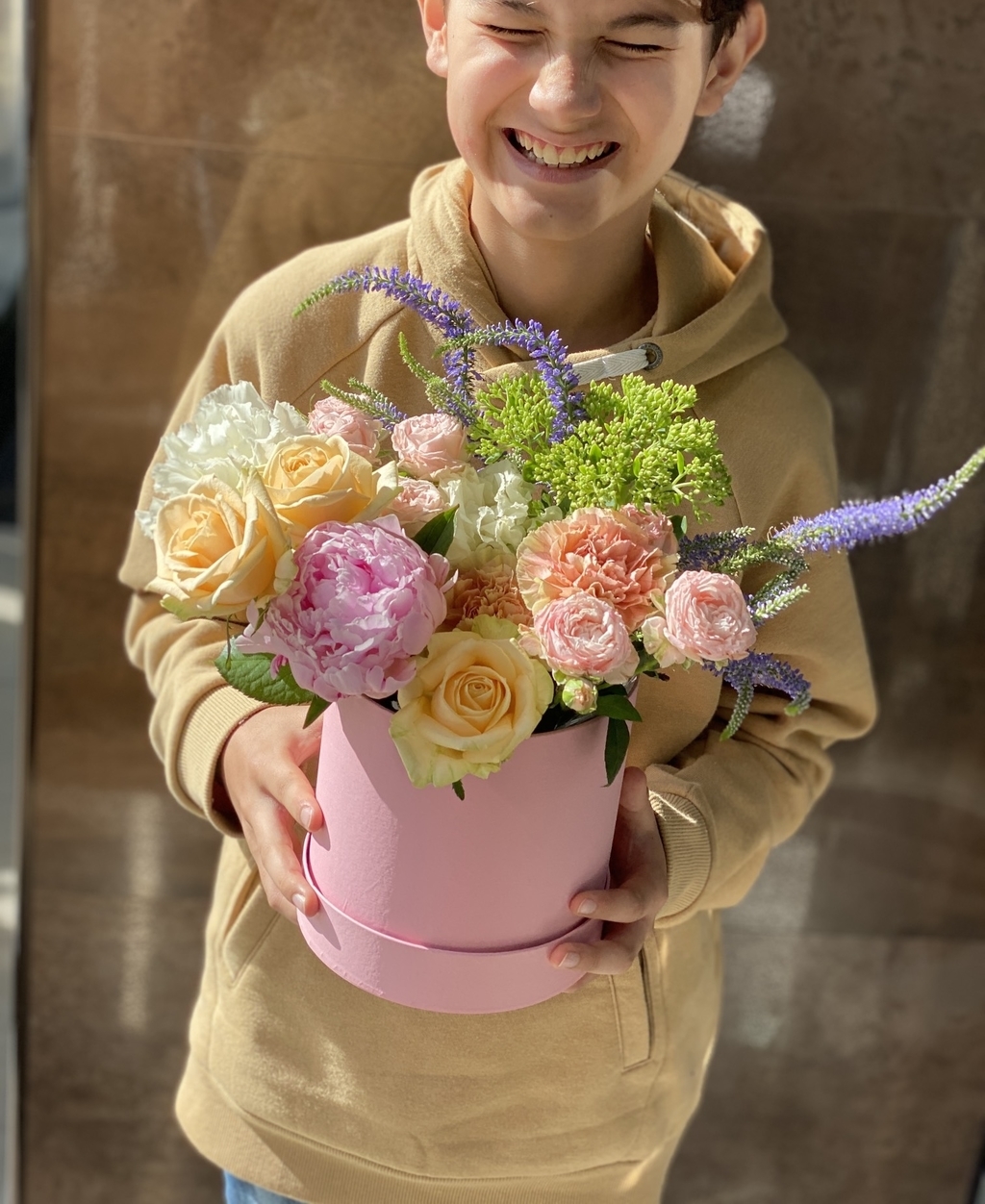 Коробка шляпная с цветами №653