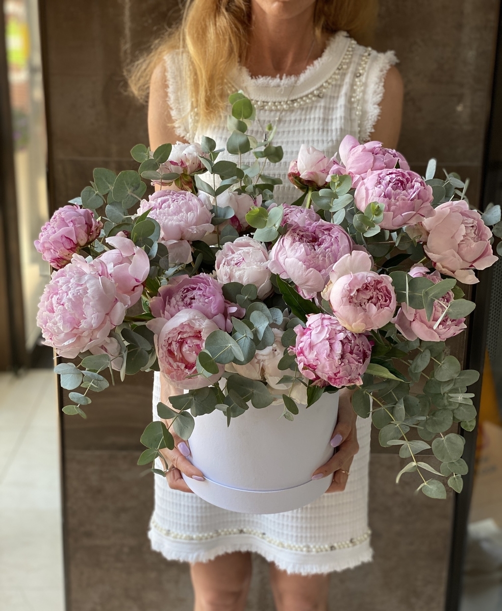 Пионы с эвкалиптом в коробке №659