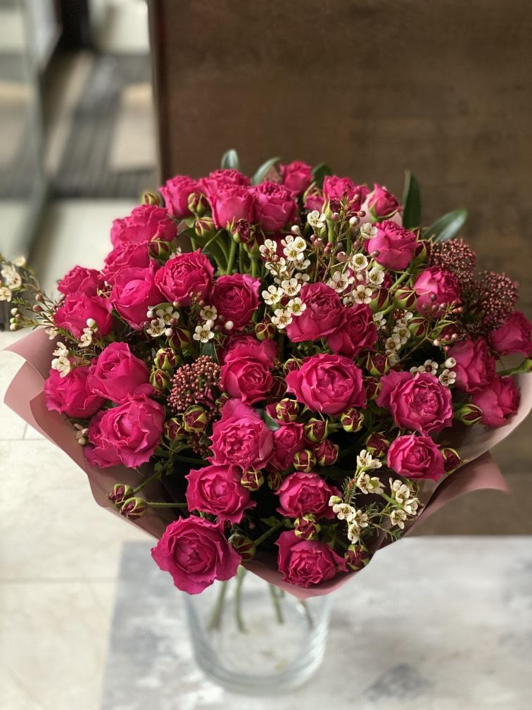 Пионовидные малиновые кустовые розы №663