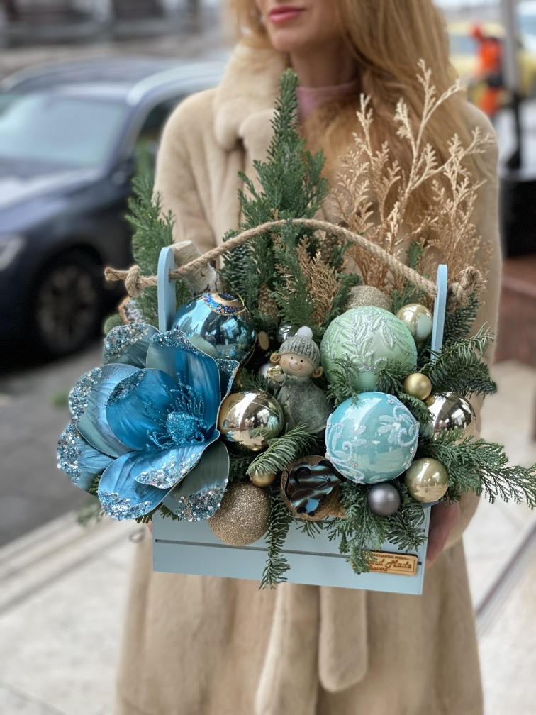 Голубой цветок в облаках №726