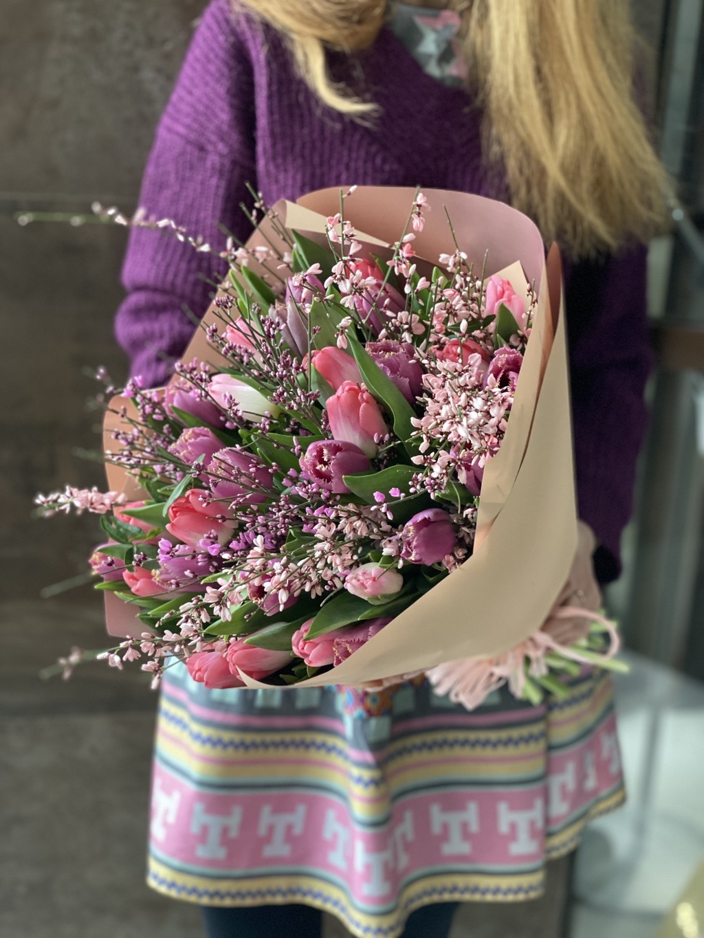 Микс из нежных тюльпанов 27 с дженистой №742