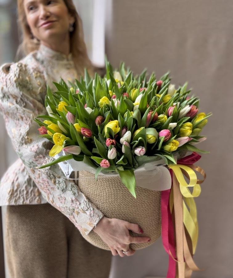Микс Тюльпанов в корзине №744