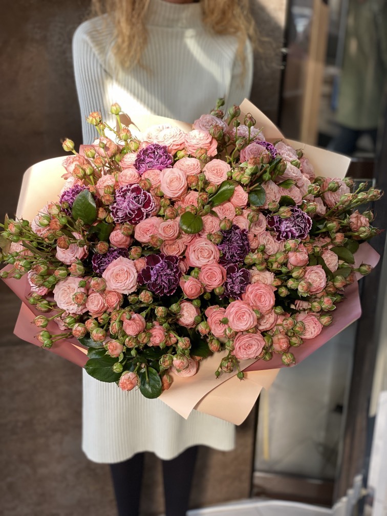 Кустовые розы Бомбастик с гвоздикой №773