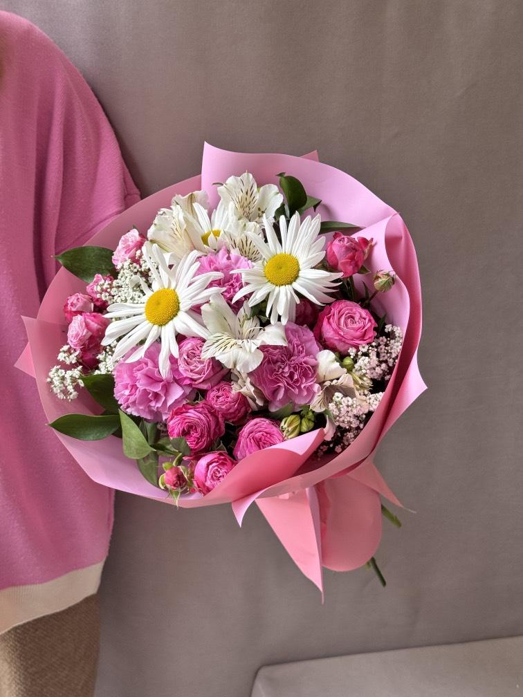 Ромашки с бархатной розой №777