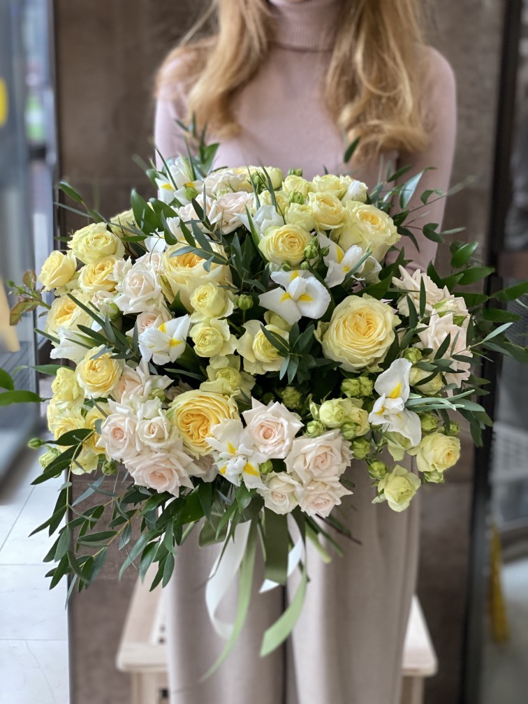 Охапка кремовых кустовых роз №798