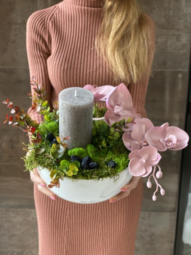 Розовая орхидея с мхом №824