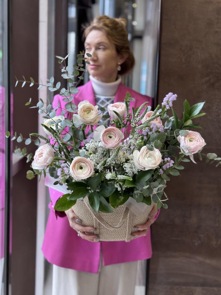 Ранункулюсы в корзине с Вероникой №933