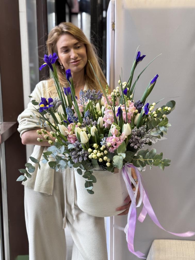 Весна в корзине с тюльпанами №987