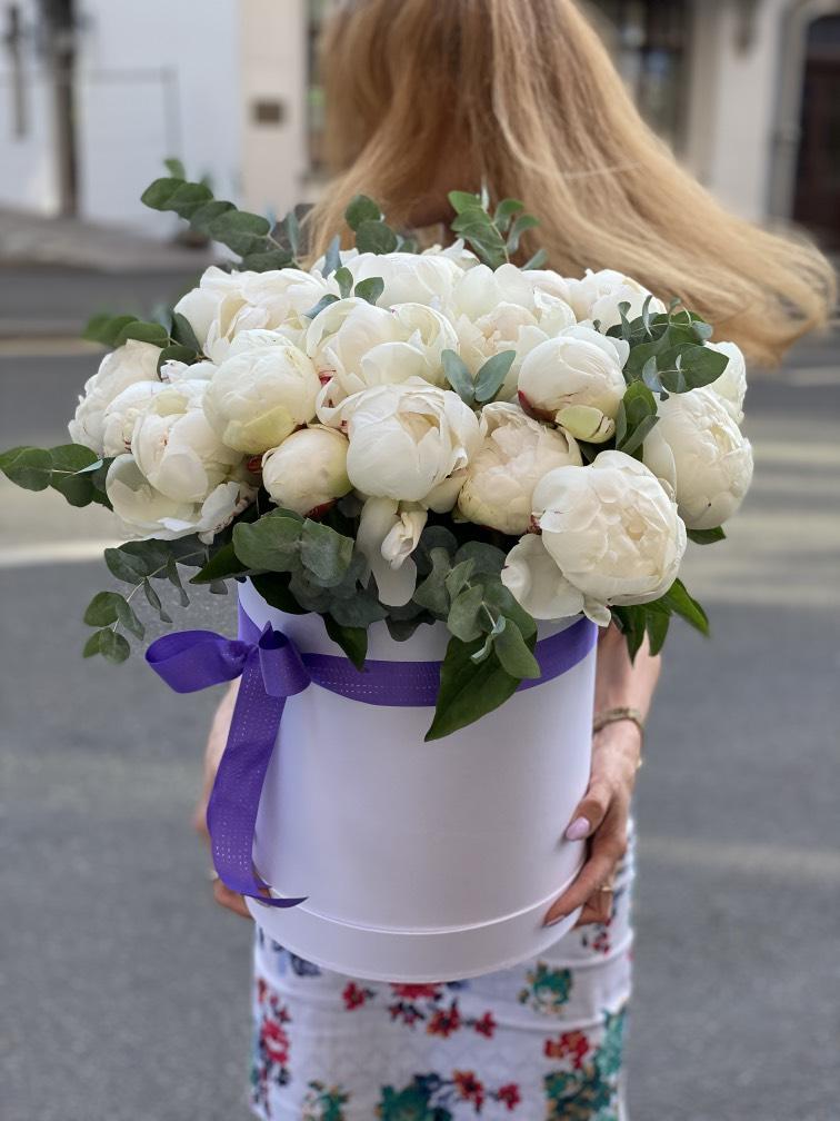 Большая коробка с белыми пионами №992