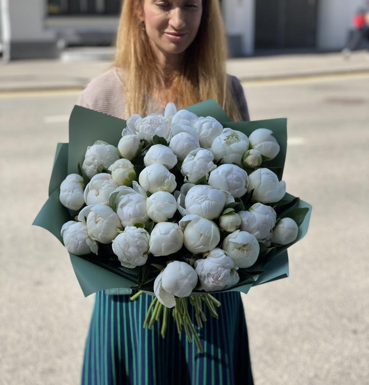 Белые пионы 29 шт №1004