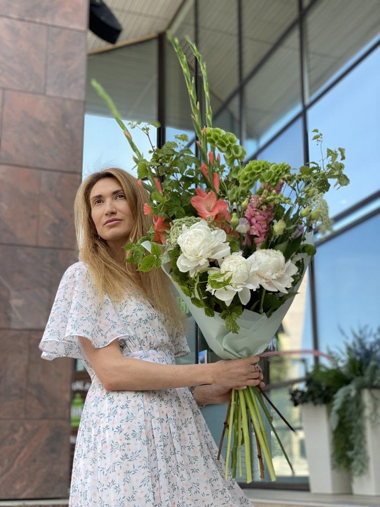 Вытянутый бело-зеленый букет №1031