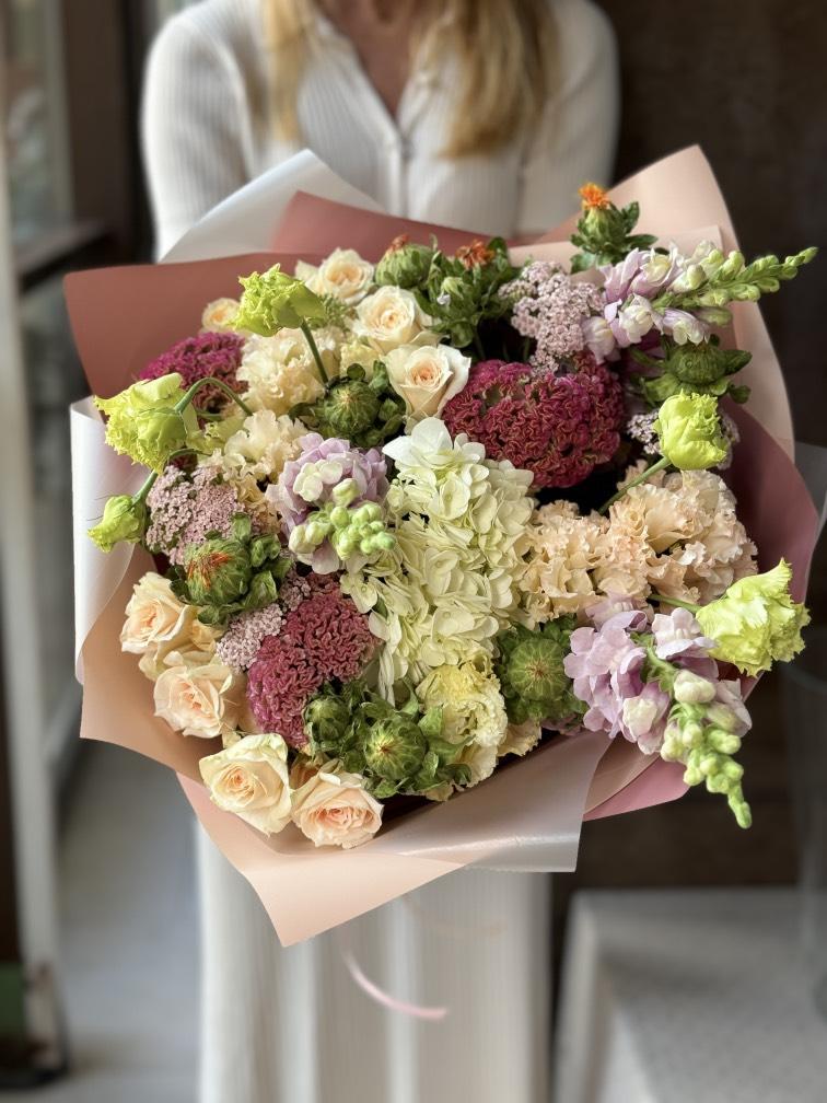 Букет с интересными цветами №1097