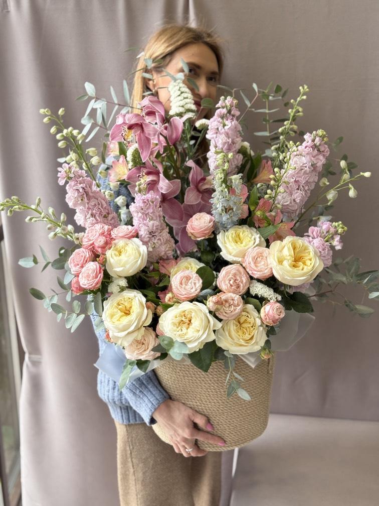 Роскошная корзина с цветами №1102