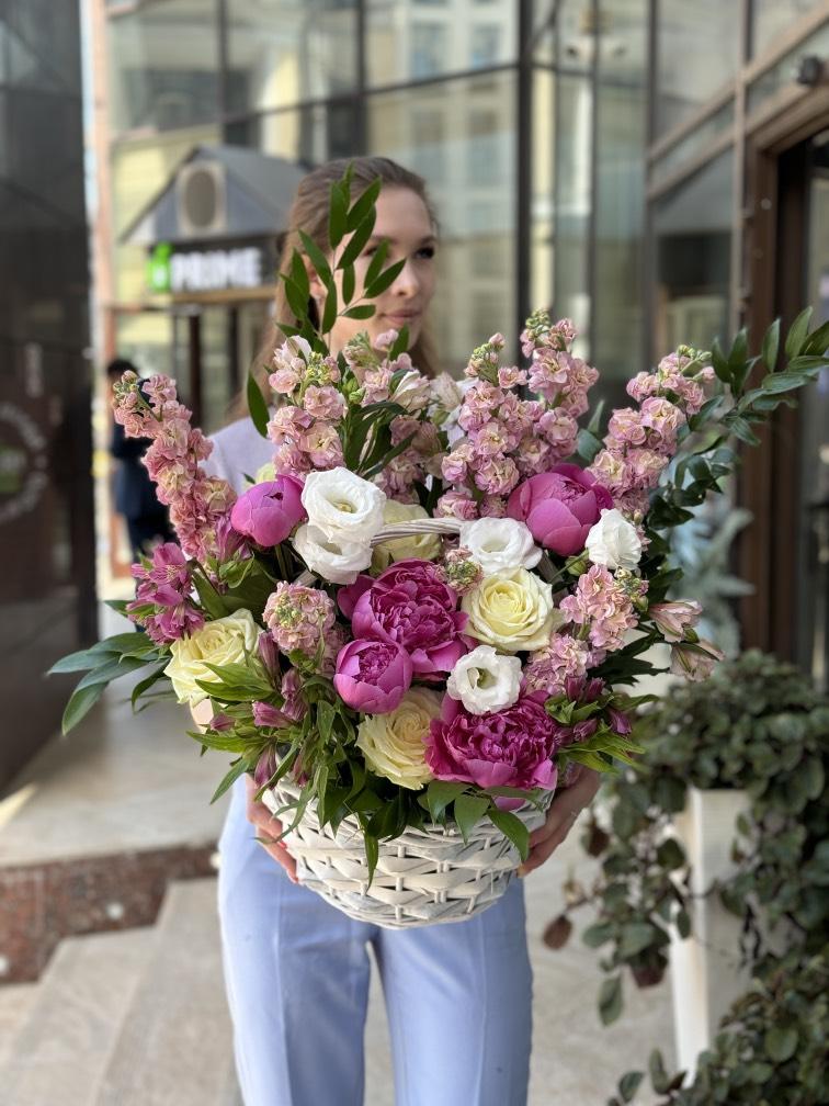 Корзина с нежными цветами №1103