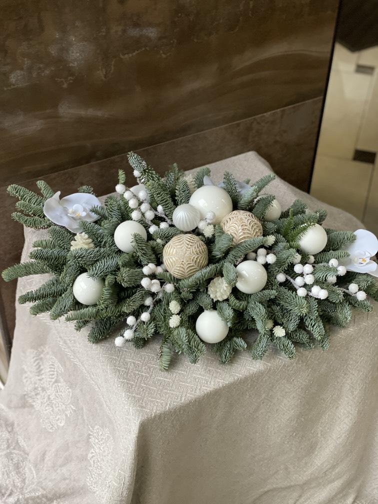 НГ композиция белая из живой ели 60*35 см №1154