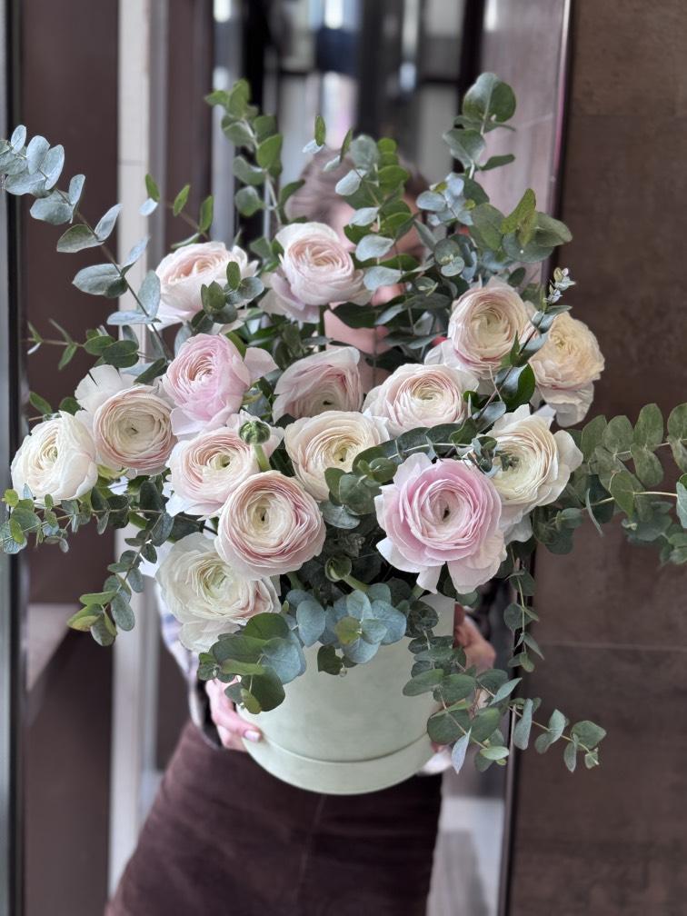 Коробка с ранункулюсами и эвкалиптом №1170