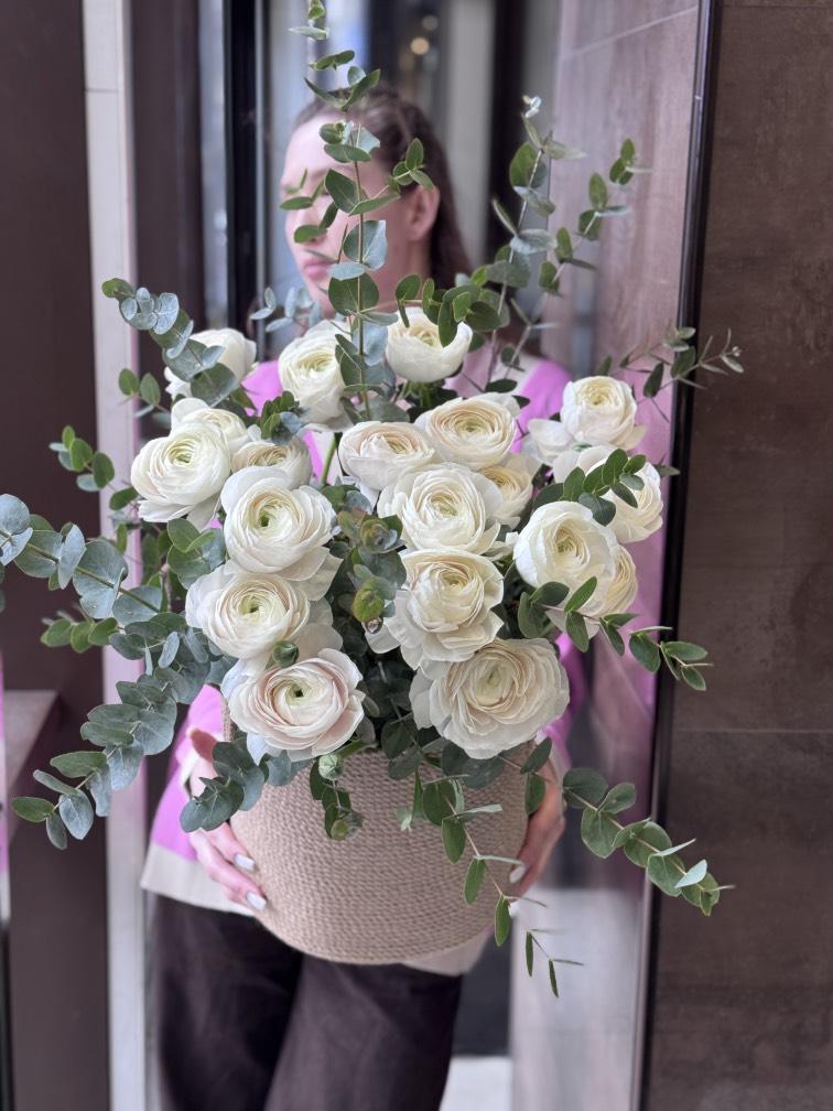 Корзина с ранункулюсами и эвкалиптом №1174