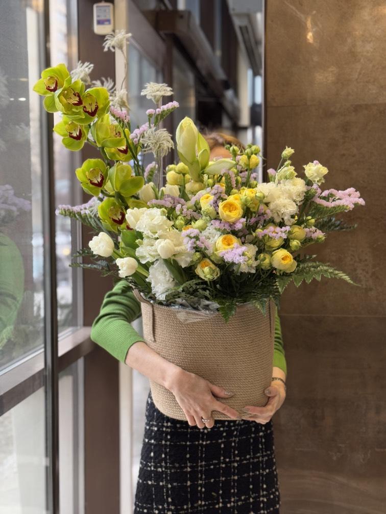 Корзина с зеленой орхидеей №1175