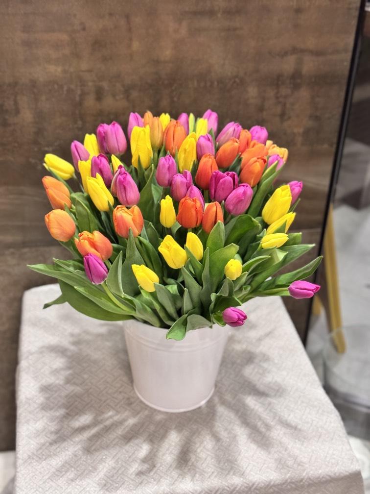 Яркий микс тюльпанов в ведре №1191