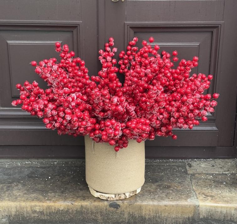 НГ композиция Красные ягоды в корзине №1283