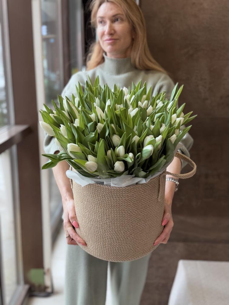 Композиция из белоснежных тюльпанов в джутовой корзине 99 шт №1292