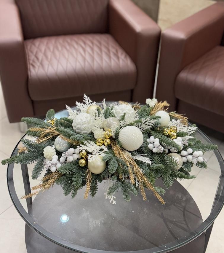 НГ композиция Белая с золотом из живой ели №1301