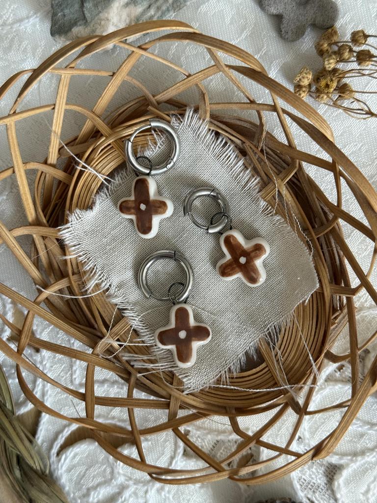 подвеска крестик цветок коричневый