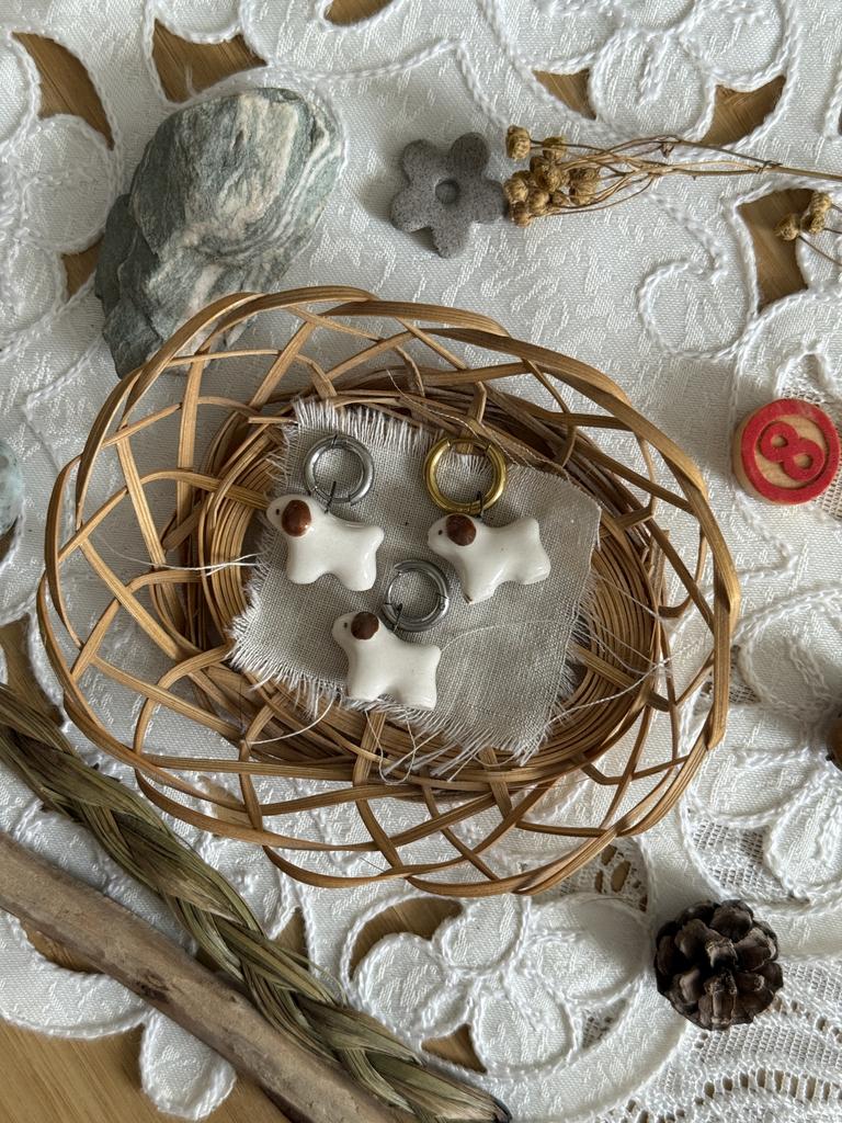 подвеска песик с коричневыми ушками