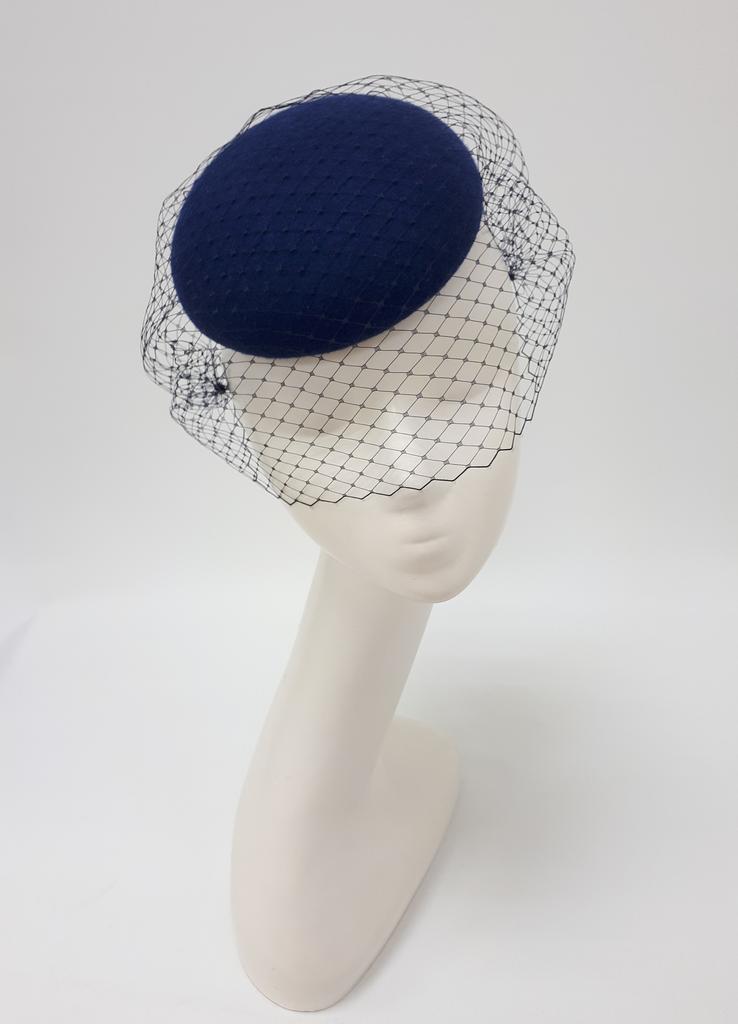 Шляпка-таблетка со съемной вуалью. Цвет темно-синий