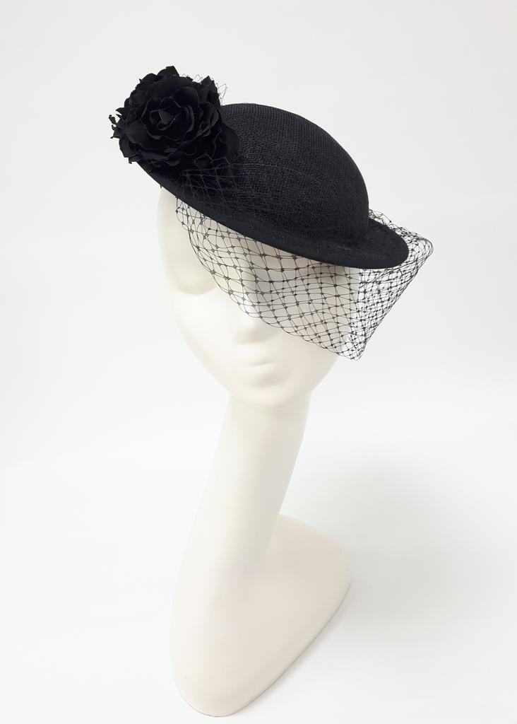 Черная шляпка "Анита" с вуалью и розами