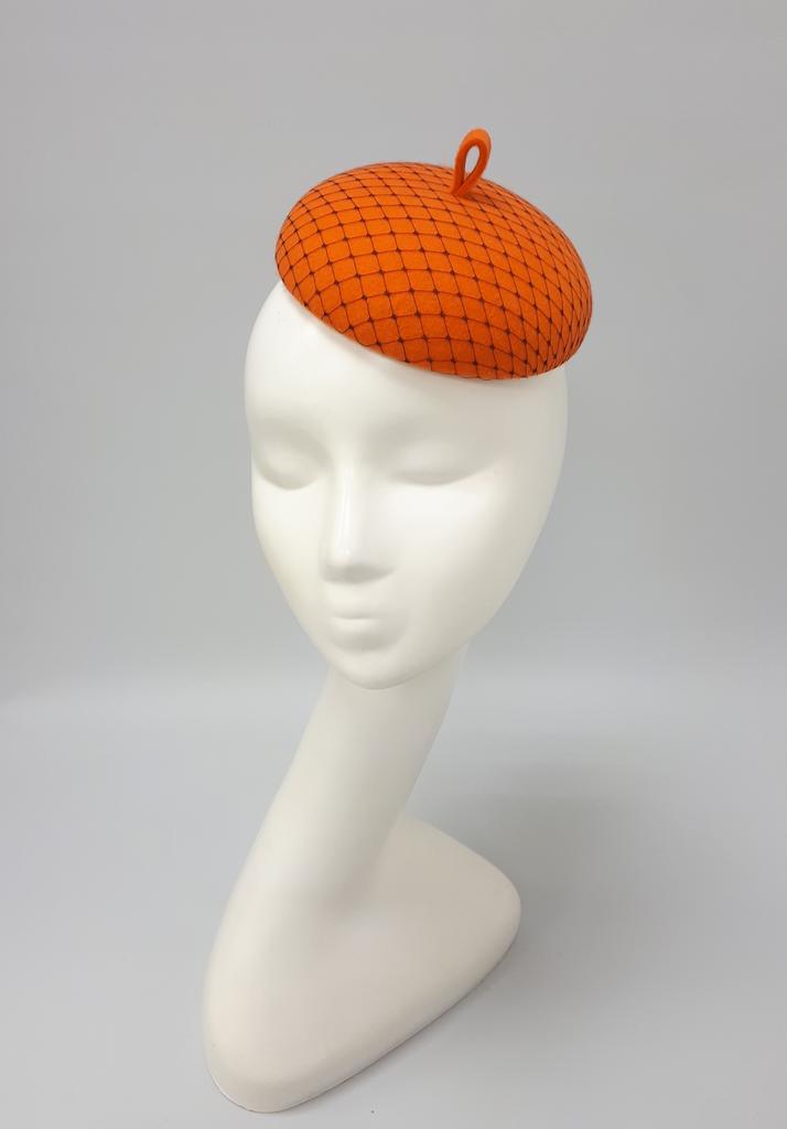 Шляпка-таблетка, обтянутая вуалью.